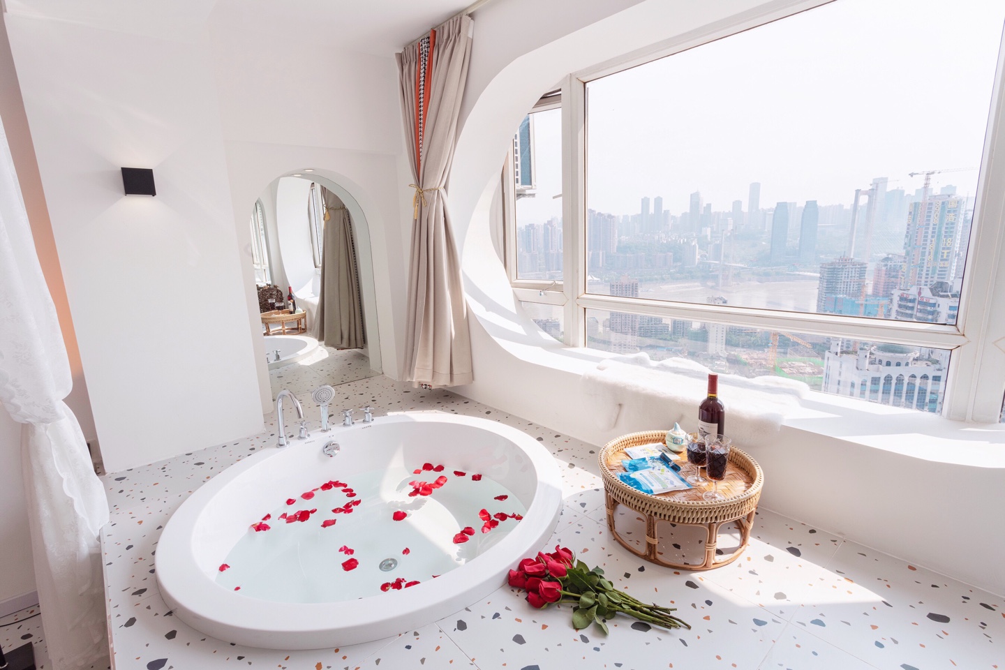 《看长江国际9解放碑步行街，江景房解放碑景区内，十八梯、洪崖洞、山城步《月租、长