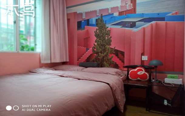 杭州西湖风景名胜区带院子的优雅套房里的一间私密空间，有一排衣柜，大床房