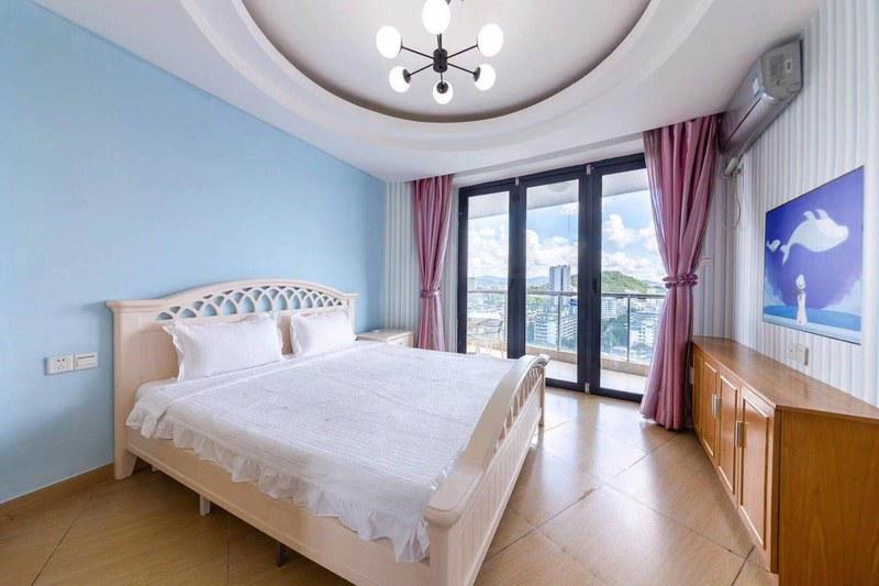 暖冬特惠 三亚湾椰梦长廊 临海 两张双人床 两阳台温馨山景房 享受住店特惠门票 一日游等. 海月广场