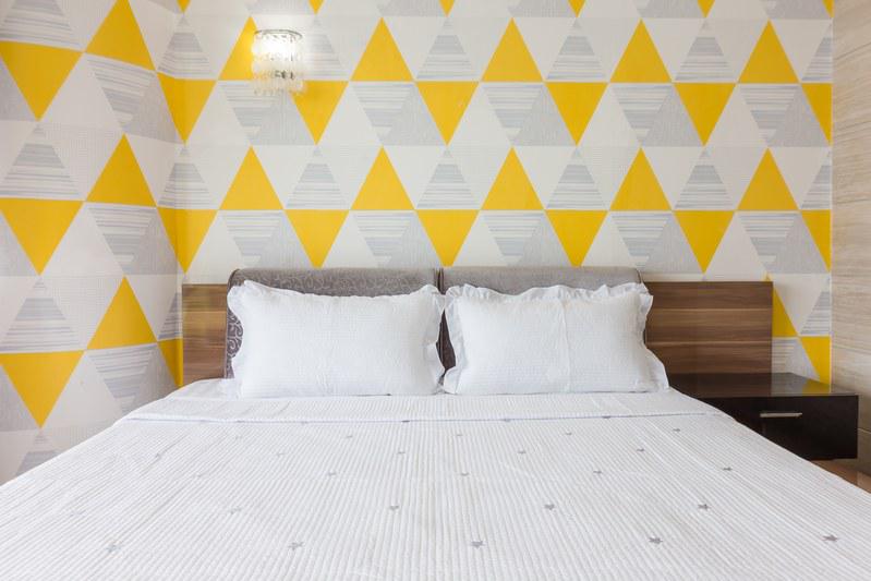 三亚湾椰梦长廊 温馨大床房双人床带一沙发床 楼下就是一日游接送点 。可做饭