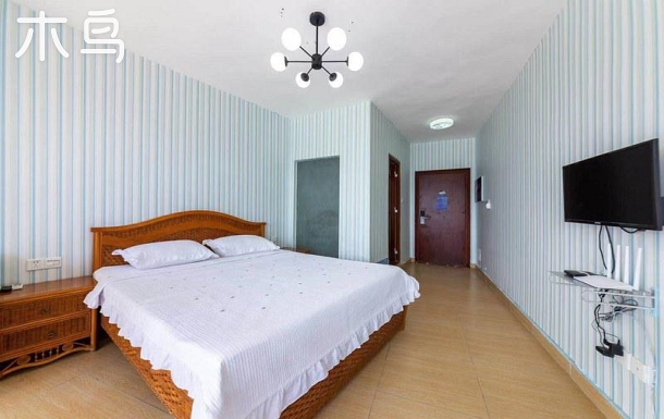 暖冬特惠 三亚湾椰梦长廊 温馨母子房 两米双人床，楼下就是一日游接送点 。可月租 连住五晚免开火费