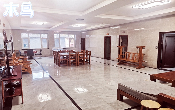 中国风装修.1大室，一独立大卫生间，宽敞明亮，全实木大床家具，温馨舒适干净床用品
