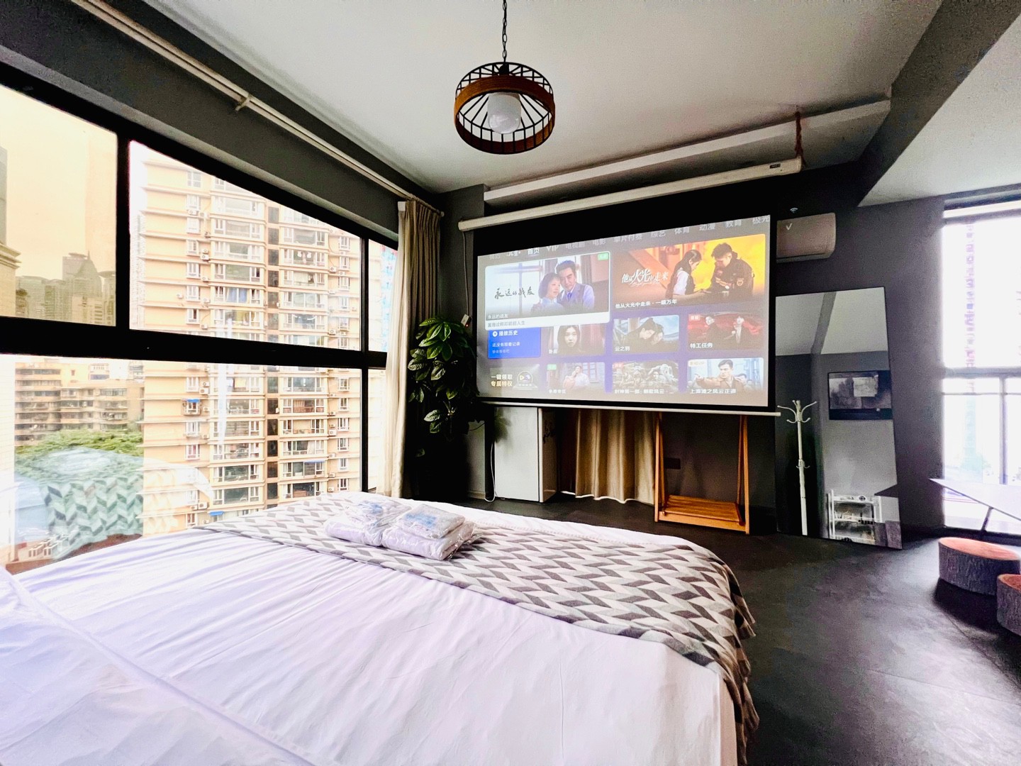 紧靠解放碑/落地窗奢华投影大床房