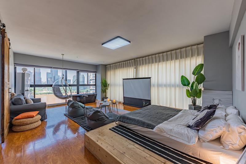 紧靠洪崖洞,临近解放碑商圈,江景豪华大床房