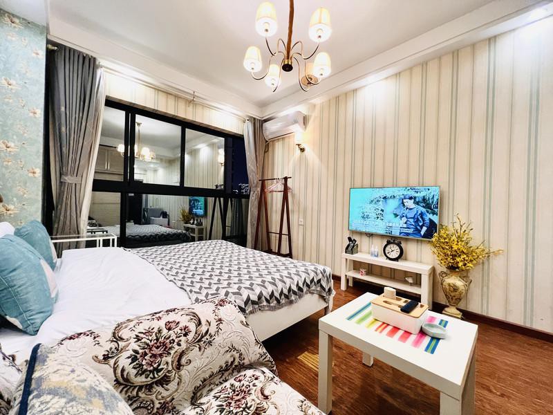 嘉陵江边,靠近解放碑、洪崖洞的童话故事