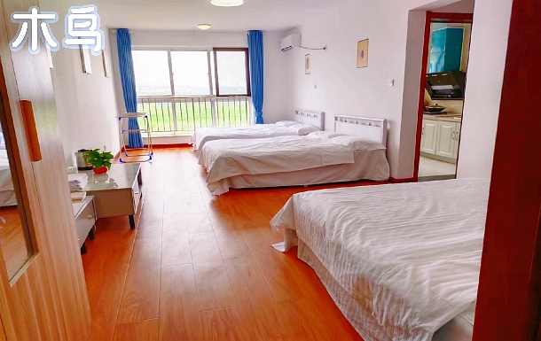 那香海纹石宝滩一室三床的实用型房间，干净卫生，温馨舒适，离那香海国际海水浴场很近