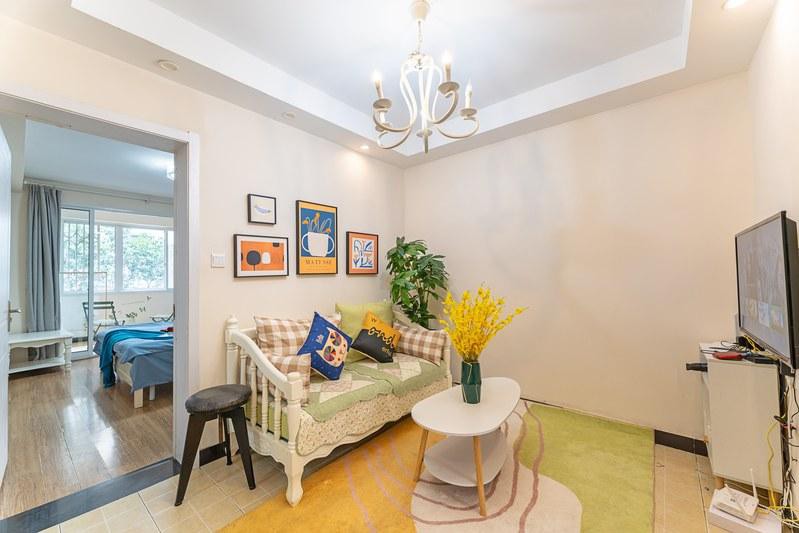 近1号线定安路地铁口/西湖/南宋御街/河坊街/断桥/雷峰塔/两居民宿