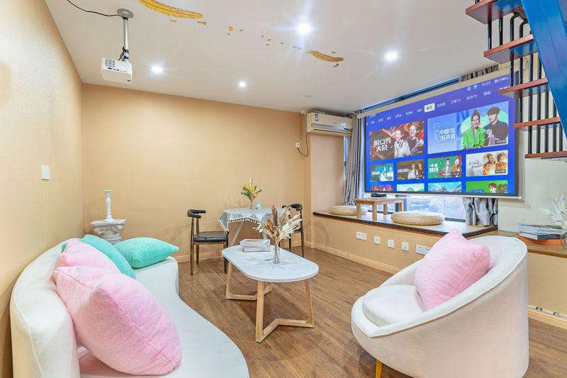 金色城品/步行西湖/湖滨银泰/in77/高清投影/可做饭/两房四床八人