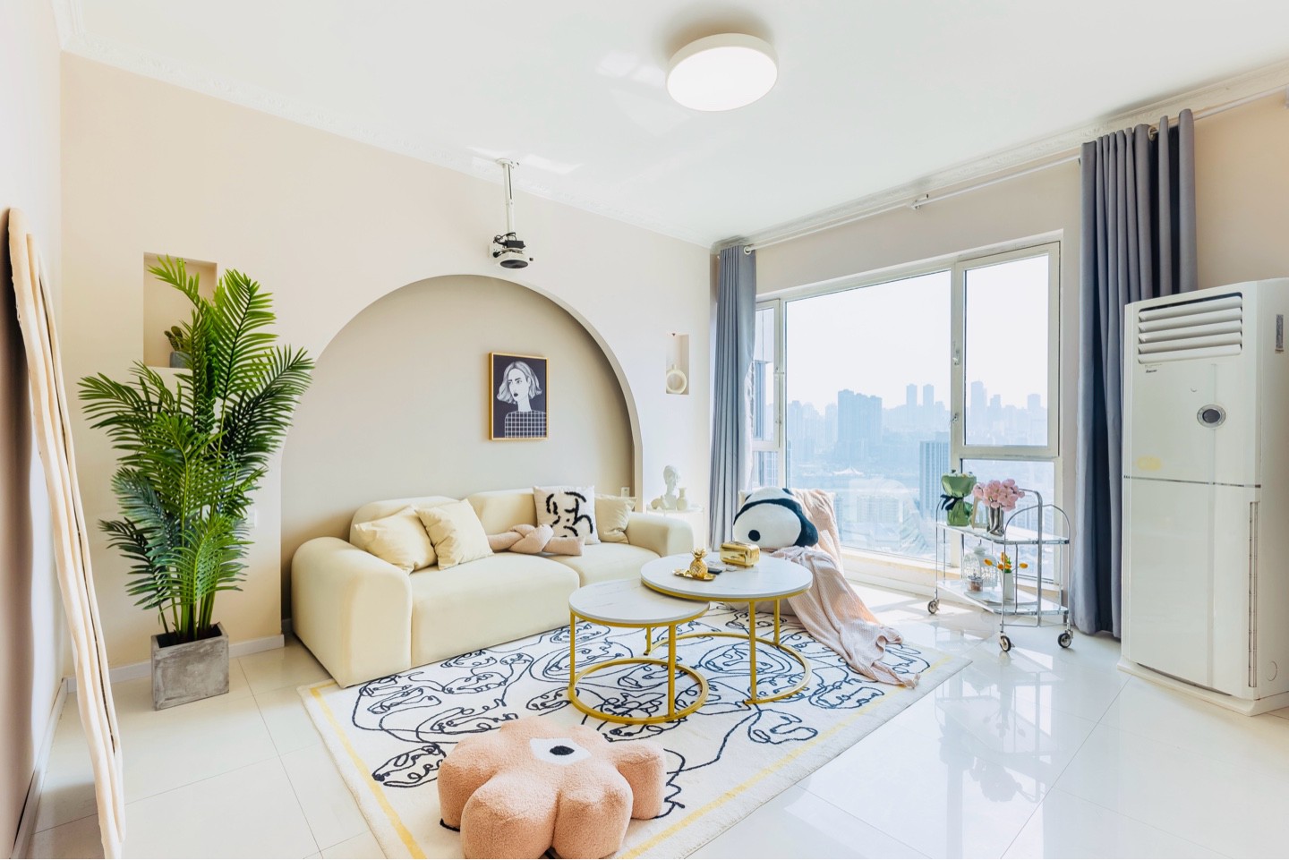 《江景看长江浴缸两房》地处解放碑步行街，临近十八梯、山城步道、洪崖洞、朝天门！