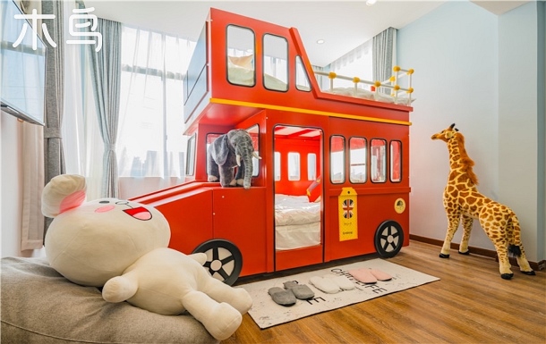 【到迪士尼八分钟—汽车bus】 包接送乐园和早餐/红色汽车主题亲子房